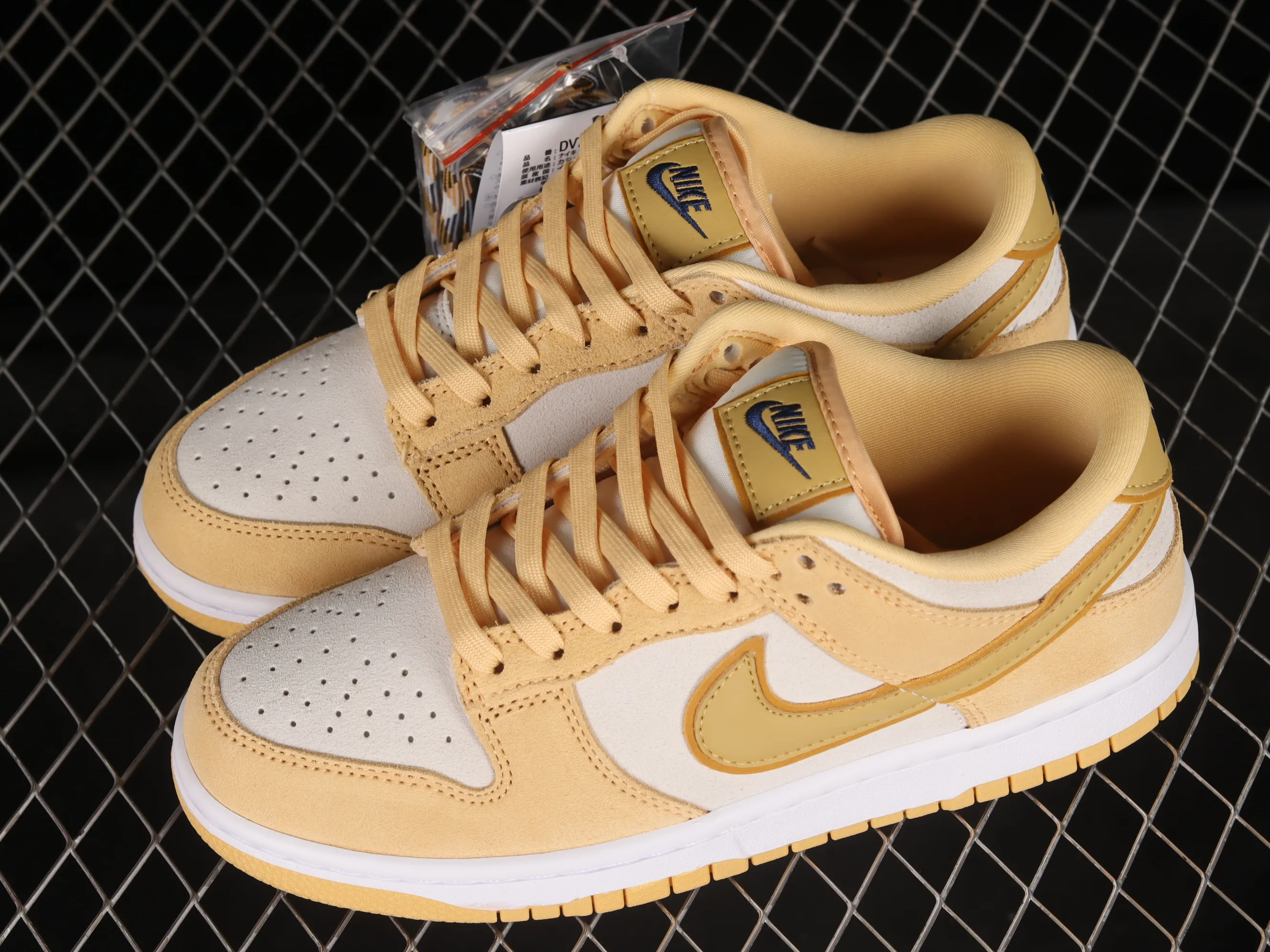 All categories Nk SB Dunk series Nk SB Dunk Low low-top sneakers Nk Dunk Low "Gold Suede" cheese pudding ice cream yellow and white SB low-top casual sports skateboard shoes DV7411-200
